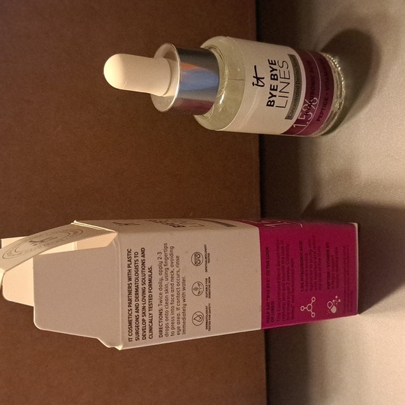 It cosmetics Bye Bye Lines serum. 1.5 Hyaluronic Acid, peptide + vitamin B5. - Picture 3 of 4